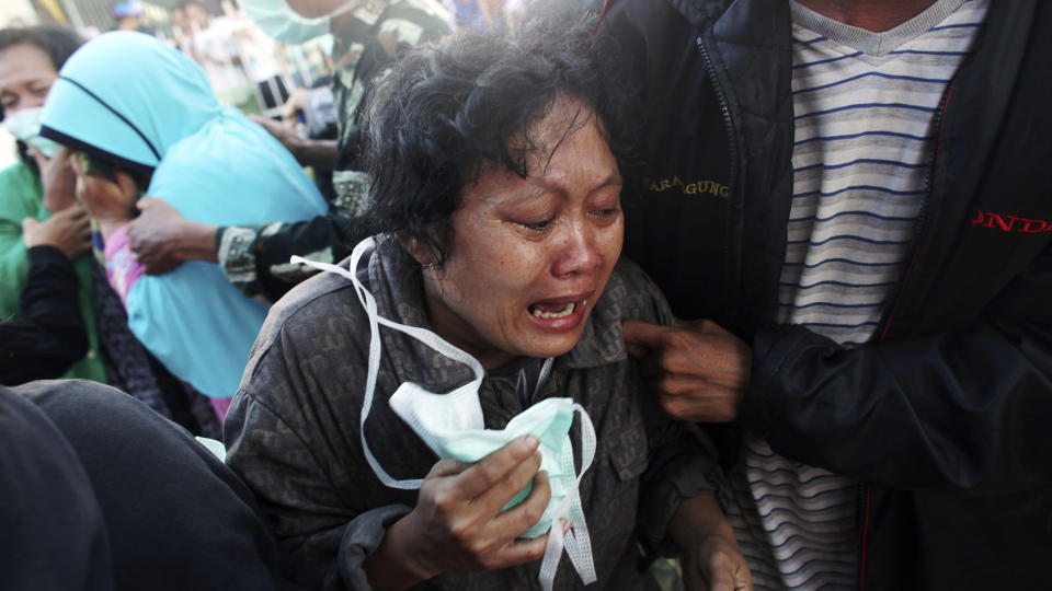 D�DSTALLENE �KER: Denne indonesiske kvinnen har akkurat identifisert levningene av en slektning p� et sykehus i byen Padang. Tusenvis skal fortsatt v�re begravet i ruinene. Foto: AP/Kevin Frayer