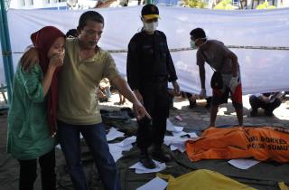FANT SLEKTNING D�D: Denne indonesiske kvinnen m� identifisere en n�r slektning p� et sykehus i Padang. Foto: AP/Kevin Frayer
