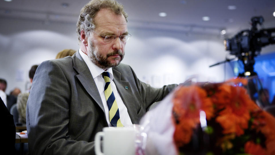 FIKK BLOMSTER: Partileder i Venstre, Lars Sponheim, sitter p� plassen sin etter talen hans under Venstres Landsstyrem�te i Oslo fredag ettermiddag. Foto: Jon-Michael Josefsen / Scanpix