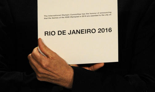 THE DECISION IS ... IOC-president Jacques Rogge holder opp lappen der det st�r at Rio f�r 2016-OL.Foto: Fabian Bimmer, AP/Scanpix