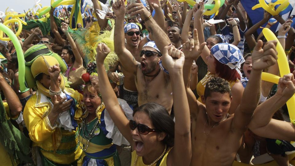 SAMBA-OL: Brasilianere p� stranda Copacabana i Rio de Janeiro jubler etter at byen deres ble tildelt sommer-OL i 2016. Foto: Silvia Izquierdo, AP/Scanpix