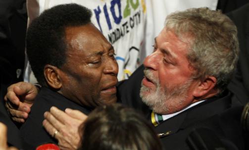 PELE OG LULA: Brasils president Luis Inacio Lula da Silva omfavner en tydelig beveget fotballegende Pele i K�benhavn. Foto: Pawel Kopczynski, Reuters/Scanpix