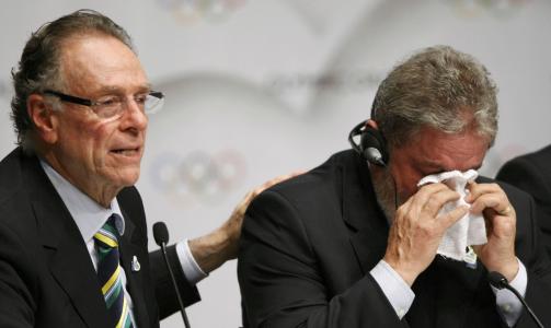 T�REV�T PRESIDENT: Brasils president Luis Inacio Lula da Silva (t.h.) t�rker t�rer mens presidenten for Rios OL-s�knad, Carlos Nuzman, tr�ster og skryter om hverandre. Foto: Denis Balibouse, Reuters/Scanpix