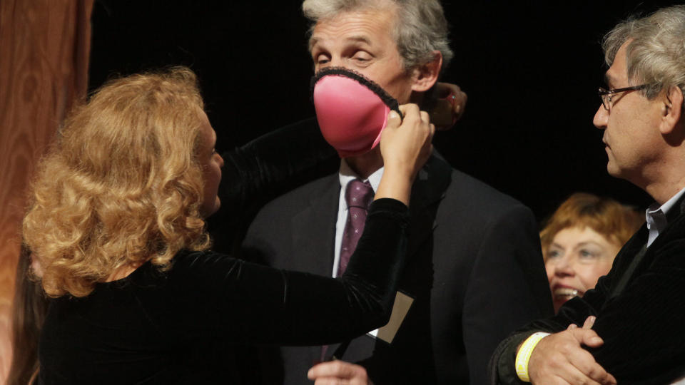 GASSMASKE-BH Dr. Elena Bodnar sier oppfinnelsen - en brystholder som kan vikariere for en gassmaske - kunne v�rt nyttig under 11. september-angrepet i New York. Her demonstrerer hun kreasjonen under utdelinga av Ig Nobel - en hyllest til merkelig forskning. Foto: Scanpix/AP Photo/Steven Senne