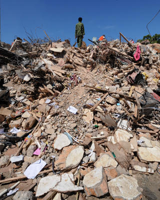 RUINER: En mann st�r blant ruinene. Foto:  AFP PHOTO/Scanpix