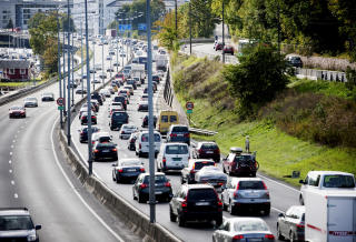 REDUSERE BILKJØRING: Ikke så populært, ifølge undersøkelsen. Foto: Kyrre Lien / Scanpix . REDUSERE BILKJØRING: Ikke så populært, ifølge undersøkelsen. Foto: Kyrre Lien / Scanpix .