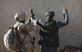 NATO: En canadisk NATO-soldat unders�ker en afghansk mann i Panjwaii-distriktet i provinsen Kandahar. Russlands avtroppende ambassad�r mener alliansen er i ferd med � gj�re de samme feilene i krigen i Afghanistan som Sovjetunionen i sin tid gjorde. Foto: REUTERS / Finbarr O''Reilly / SCANPIX