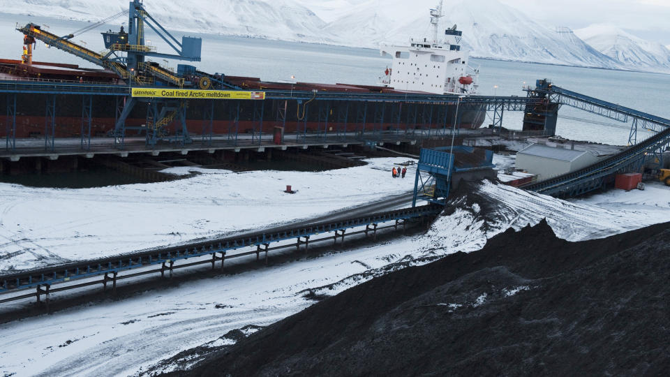 KULLGRUVE: Kullgruveanlegget ved Svuagruva p� Svalbard. Her under en protest av aktivister fra Greenpeace. 
Foto: Greenpeace Christian Aslund / Scanpix