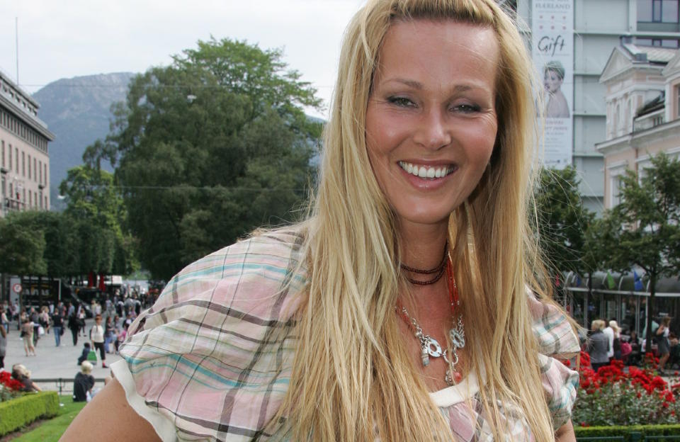  T�FF BESTEMOR:  Dorthe Skappel skal snart bli bestemor, men er fortsatt s�pass t�ff at hun pr�vde seg p� et s�kalt innoverstup under �Camp Senkveld�. Det gikk ikke helt som det skulle. Foto: STELLA PICTURES