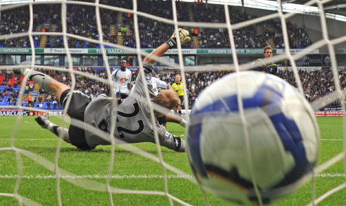 I NOTA: Tottenhams  Niko Kranjcar, som titter opp bak ballen p� dette bildet, utlikner til 1-1 bak Bolton-keeper Jussi Ja��kelainen.Foto: Andrew Yates, AFP/Scanpix