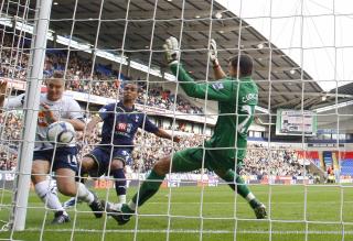 NY LEDELSE: Kevin Kevin Davies dukker opp ved bakerste stolpe og stanger ballen i m�let etter et m�nsterangrep av Bolton. Foto: Phil Noble, Reuters/Scanpix
