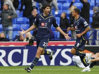 SIKRET POENGDELING: Vedran Corluka s�rget for 2-2 da han headet inn sin f�rste Tottenham-scoring. Foto: Phil Noble, Reuters/Scanpix
