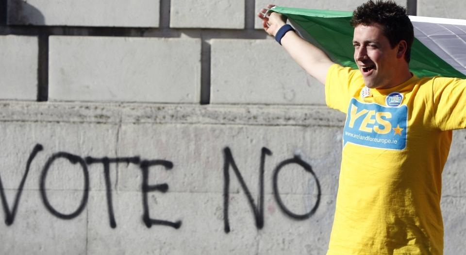 NEI BLE JA: En ja-aktivist feirer etter at Lisboatraktaten fikk flertall i forlkeavstemningen i Irland. Foto: Cathal McNaughton/REUTERS