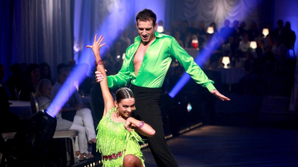  SKULLE GJERNE HA TRENT MER:  Carsten Skjelbreid og Elena fra forrige ukes rumba. I kveld er de mer eller mindre klare for slowfox. Foto: Eirik Urke
