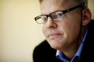 SLAKTER UD: Advokat Morten
Furuholmen
mener UD reagerte
for sakte
p� Molands og
French� b�nn om
hjep. N� er Moland
alvorlig
malariasyk.
Foto: Kyrre Lien / Scanpix