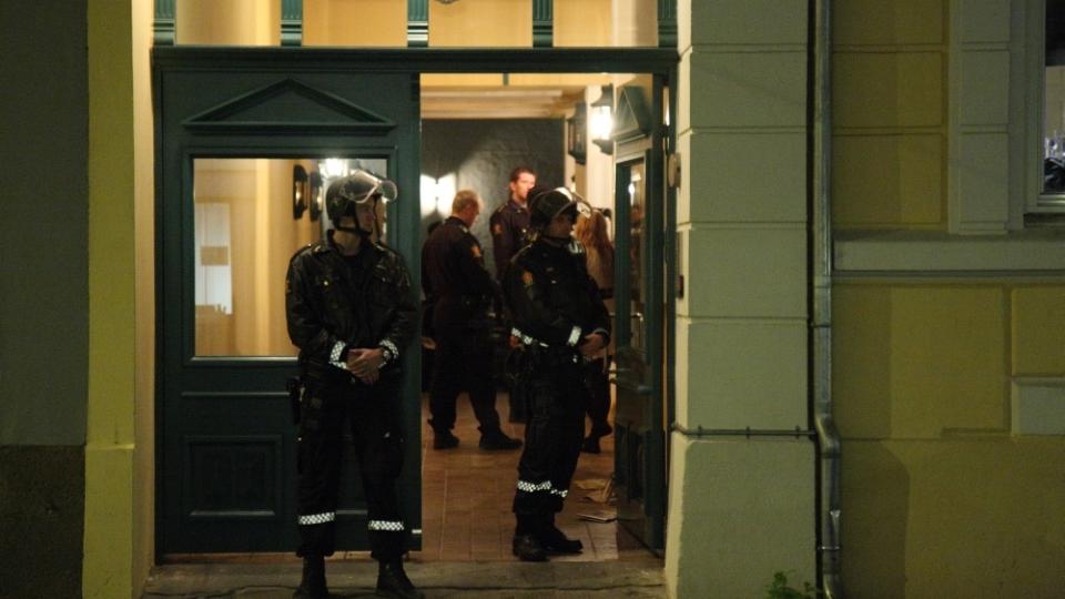 V�PNET AKSJON: Her sl�r politiet til mot en adresse i Oslo sentrum for � finne en perosn som tok ladegrep p� �pen gate. Foto: Svein Gustav Wilhelmsen