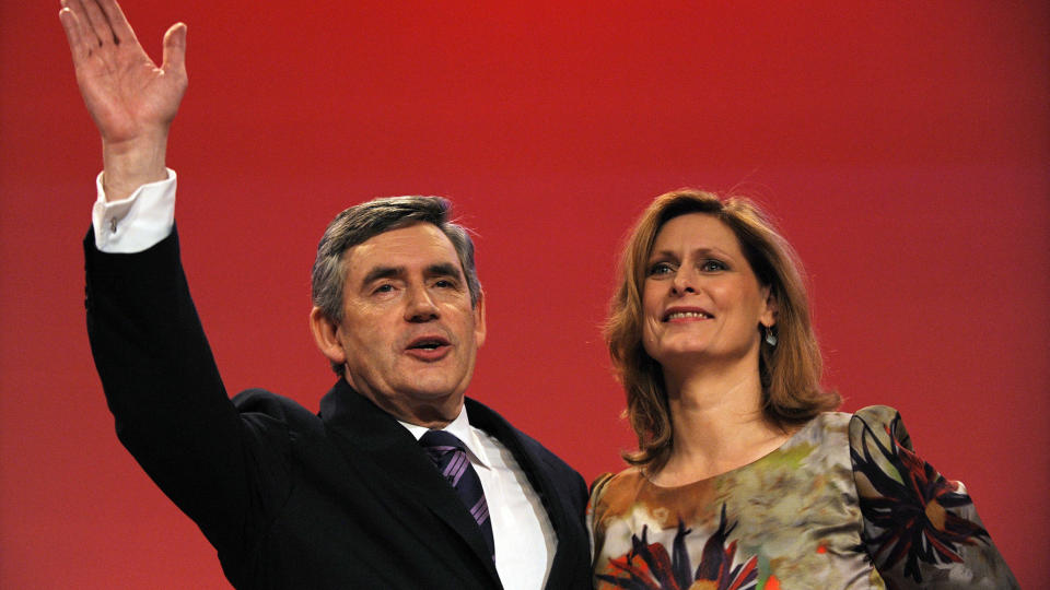 LABERT FOR LABOUR: Den britiske statsministeren, Gordon Brown, talte til sine partifeller sammen med kona Sarah under Labour-partiets �rlige konferanse p� Brighton Centre denne uka. Den britiske avisa The Guardian brakte nylig en lengre artikkel om f�rstedamen der de tar til orde for at hun er en av Storbritannias mektigste og mest beundrede kvinner. Foto: AFP PHOTO/ADRIAN DENNIS