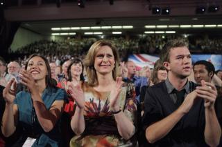 GODT FORN�YD: Sarah Brown applauderer sin mann. Foto: AP Photo/Lefteris Pitarakis