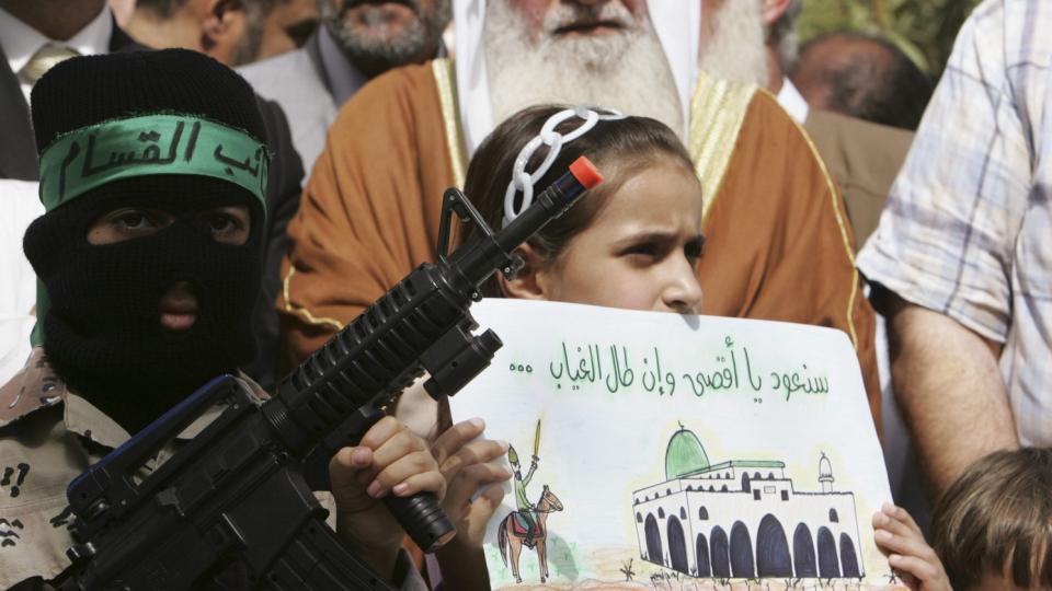 OPPR�RTE: Israelsk politi har stengt tilgangen til noen av islams hellige steder. Det setter sinnet i kok hos muslimer i Jerusalem. Bildet er tatt fra en demonstraajon mot oppt�yene ved Al-Aqsa moskeen.  P� jentas plakat st�r det: Vil vil returnere til Aqsa. Foto: Scanpix