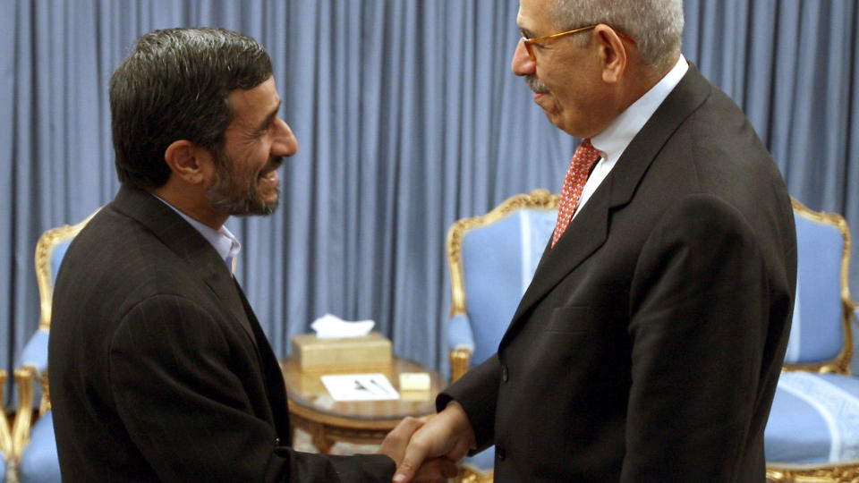 �PNER OPP: Den iranske presidenten Mahmoud Ahmadinejad hilser p� leder for det internasjonale atomenergibyr�et IAEA, Mohamed ElBaradei, da de m�ttes i Tehran. FN-inspektr�rer f�r n� lov til � bes�ke Irans atomanlegg.  Foto: AFP PHOTO/STR