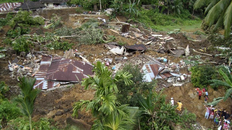 IKKE FLERE OVERLEVENDE: Flere tusen mistet sine hjem etter jordskjelvet p� Sumatra p� onsdag. N� har letemannskap gitt opp h�pet om � finne overlevende. REUTERS/IFRC/Wayne Ulrich/Handout