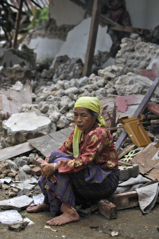 HJELP: Hjelpen til de jordskjelvrammede i Indonesia begynner � komme frem til de overlevende, men til dem som bor i avsideliggende omr�det, g�r det sakte. Foto: AP Photo/Dita Alangkara