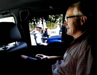 PANSRET BIL: Som FNs spesialutsending i Afghanistan kan Kai Eide aldri bevege seg utenfor kontor og hjem uten pansret bil og sikkerhetsvakter. Foto: Jacques Hvistendahl/Dagbladet