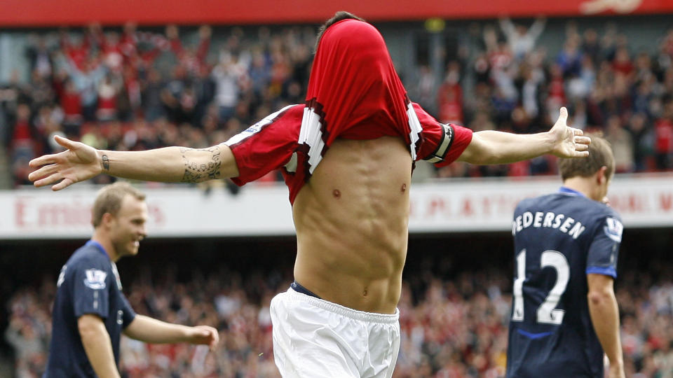 FESTFOTBALL: Cesc Fabregas feirer etter � ha gitt Arsenal ledelsen 4-2 over Morten Gamst Pedersen (t.h.) og Blackburn. F�r det hadde spanjolen lagt tre m�lgivende pasninger, og han rakk enda en f�r han ble byttet ut. Foto: Ian Kington, AFP/Scanpix