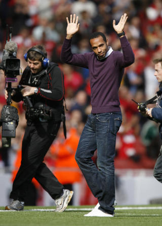 HEDERSGJEST: Barcelona-spiller og eks-arsenalhelt Thierry Henry vinker til publikum f�r avspark. Foto: Ian Kington, AFP/Scanpix