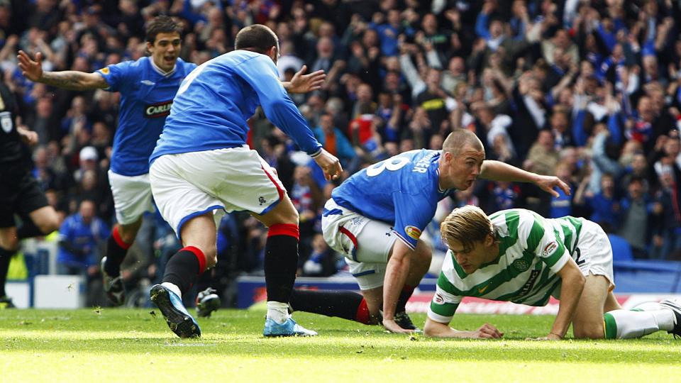 SCORET TO: Rangers-spillerne jublet for tre poeng i Old Firm-derbyet mot erkerival Celtic s�ndag. Kenny Miller (t.h.) scoret begge m�lene til Rangers. (Foto: David Moir, Reuters/Scanpix