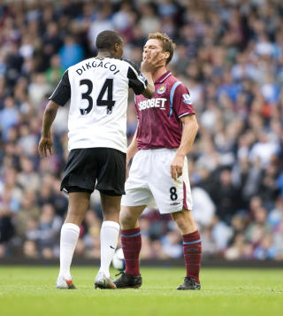 UTVIST: Kagisho Dikgacoi rappet til West Hams Scott Parker, og fikk direkte r�dt av dommer Phil Dowd. Foto: Chris Ratcliffe / EPA.