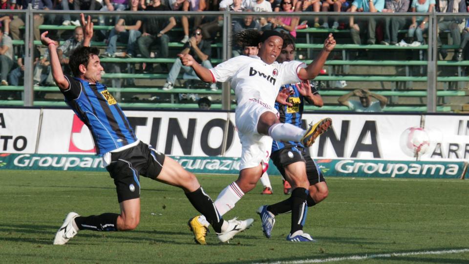 SLITER FORTSATT: Ronaldinho og Milan klarte bare ett poeng mot Atalanta i serie A s�ndag. Her scorer brassen utlikningsm�let sju minutter f�r slutt. Foto: EPA/PAOLO MAGNI  AFB Magni