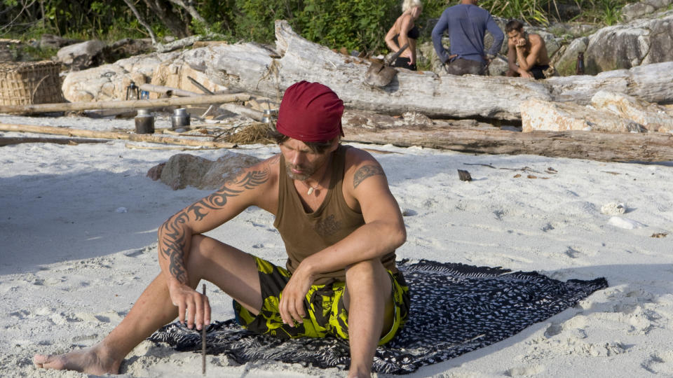 UTENFOR: Robinson-Tommy var irritert p� lagkameratene sine i kveldens episode av realityserien, og holdt god avstand til resten av Lag X. Foto: TV 3