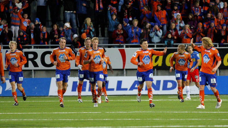 �LESUND  20091004.
Aalesundspillerne jubler etter at Pablo Herrera har satt inn 1-1 under eliteseriekampen i fotball mellom Aalesund og Sandefjord p� Color Line Stadion i �lesund s�ndag kveld.
Foto: Svein Ove Ekornesv�g / Scanpix