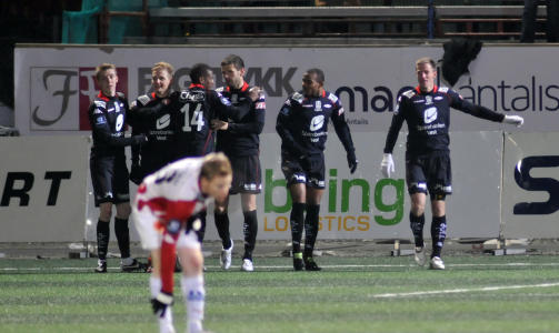 HAR FORTSATT SJANSE P� MEDALJE: Brann p� fjerdeplass har fire poeng opp til Stab�k og Molde. For Troms� er det lille h�pet om europacupspill neste sesong n� pulverisert. 
Foto: Rune Stoltz Bertinussen / Scanpix