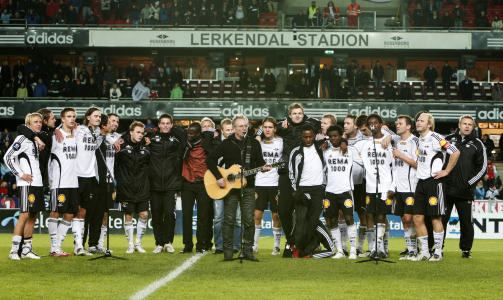 LA EN DEMPER P� GULLFESTEN: Allsangen sammen med �ge Aleksandersen ble noe preget av at RBK gikk p� sitt f�rste tap for sesongen, p� bitreste vis. 
Foto: Gorm Kallestad / Scanpix