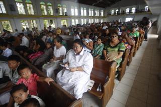 ST�TTER SEG TIL TROEN: Folk fra Samoa samles i den katolske kirken i byen Leone. Foto: AP Photo/Scanpix