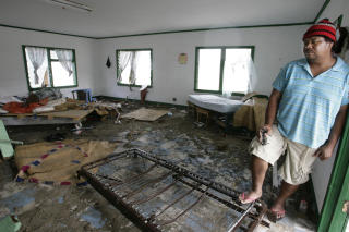 FIKK HJEMMET �DELAGT: Fuauli Atisano'e ser p� sitt �delagte hjem i landsbyen Tuli  Foto: AP Photo/Scanpix