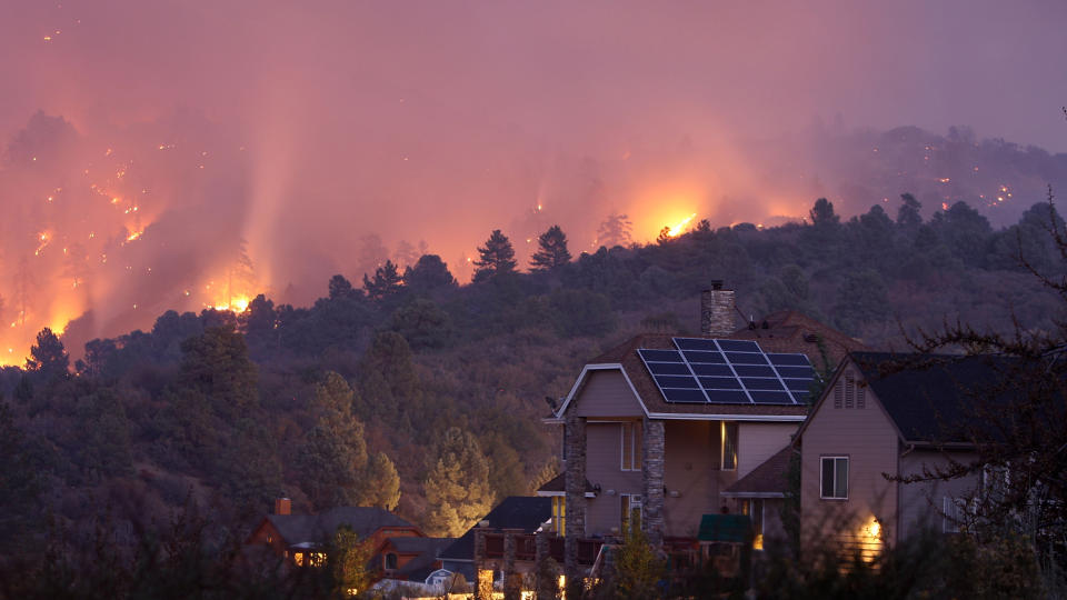 FLAMMEHAV TRUER: Byen Wrightwood i California trues av flammene. Foto: David McNew/Getty Images/AFP
