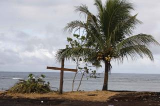 TSUNAMI: Et kors viser hvor tsunamien kom inn i byen Leone. Foto: AP Photo/Rick Bowmer