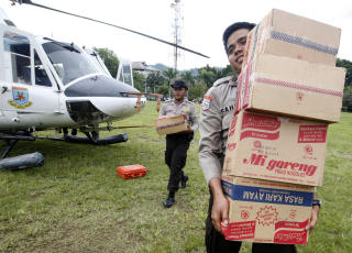 N�DPROVIANT: Indonesiske politimenn b�rer nudler som jordskjelvofre i byen Padang p� Sumatra skal f� utlevert i dag. Foto: REUTERS/Dadang Tri