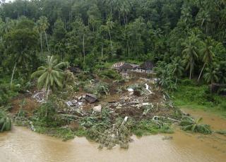 ENORME �DELEGGELSER: Hele landsbyer p� Sumatra i Indonesia ble jevnet med jorden da jordskjelvet rammet. Foto: REUTERS/IFRC/Wayne Ulrich