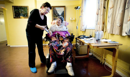 GULL OG GR�NNE SKOGER: - Jeg forst�r at sykepleierne er frustrerte. F�rst lover de gull og gr�nne skoger. S� skjer det ingenting, sier pleietrengende Johanna Rasmussen (85). Her sammen med sykepleier Britt Thoresen. Foto: JOHN TERJE PEDERSEN