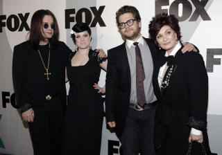 ANGRER REALITYSHOW: Ozzy Osbourne, Kelly Osbourne, Jack Osbourne og Sharon Osbourne, er alle med p� familie-realityshowet Osbournes. Her er familien fotografert p� et FOX Winter All-Star Party in Los Angeles i januar 2009. Foto: AP Photo/Chris Pizzello