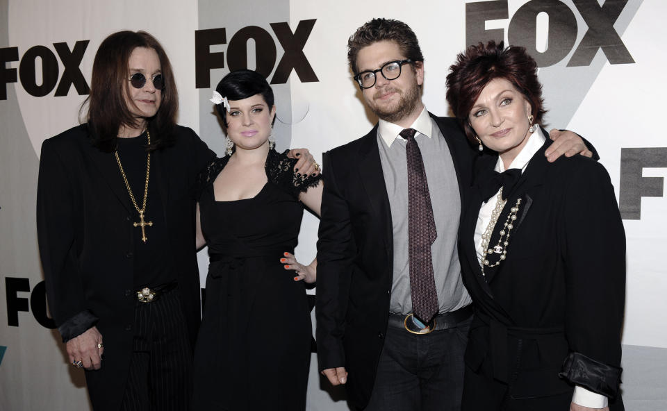 PIKENES JACK: Jack Osbourne ble superkjendis gjennom MTV-serien �The Osbournes�. Her er han sammen med moren Sharon, s�steren Kelly og faren Ozzy. Foto: Scanpix