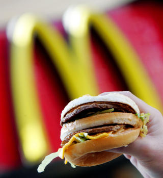 LE BIG MAC: Til tross for at Frankrike er kjent for sitt eget kj�kken tar flere og flere turen innom McDonald�s n�r de trenger p�fyll. Bortsett fra i USA, konsumerer n� franskmenn flere burgere enn i noe annet land. Foto: Scanpix