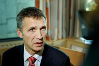 HOLDER IGJEN: Jens Stoltenberg og Ap har til n� holdt igjen og har ment at likel�nnskampen m� l�ses av partene i arbeidslivet. Foto: SCANPIX