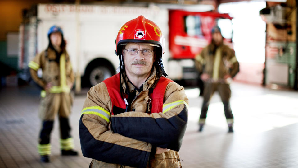 KLARE ROLLER: Selv om brigadeleder Viktor R�nningen (52) er en streng og tydelig sjef n�r de er ute p� oppdrag, legger han vekt p� � ha et kameratslig forhold til brannkonstablene Marius Kirkenes (29) og Lars Grydeland (28) og de andre ansatte ved Briskeby Brannstasjon. Foto: Espen R�st