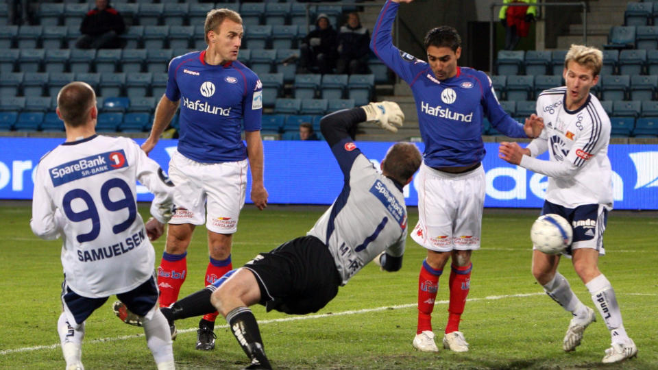 MED MIDJEN: V�lerengas Mohammed Abdellaoue styrte ballen i m�l med l�ret da han ga hjemmelaget ledelsen 3-1 og langt p� vei avgjorde mot Viking p� Ullevaal stadion.
Foto: Lise �serud / SCANPIX