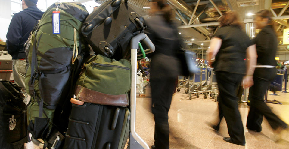 SLIPPER TIMELANGE K�ER: Flere britiske flyplasser vil fra nytt�r innf�re en ordning der du kan betale for � slippe raskere gjennom passkontrollen. Arkivfoto: AP PHOTO/SCANPIX